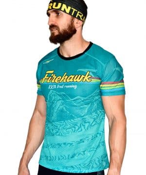CAMISETA TRAIL RUNNING MODELO 100TRAIL ACQUA PERSPECTIVA IZQUIERDA FRONTAL CAMISETA TRAIL RUNNING MODELO 100%TRAIL EN COLOR TURQUESA Y ESTAMPADO MONTAÑAS.