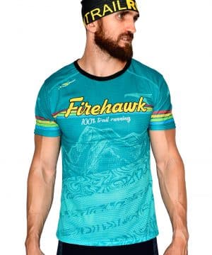 VISTA FRONTAL CAMISETA TRAIL RUNNING MODELO 100%TRAIL EN COLOR TURQUESA Y ESTAMPADO MONTAÑAS.