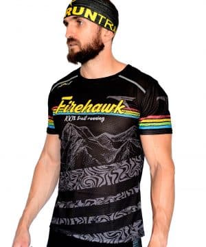 PERSPECTIVA IZQUIERDA FRONTAL CAMISETA TRAIL RUNNING MODELO 100%TRAIL EN COLOR NEGRO Y ESTAMPADO MONTAÑAS.