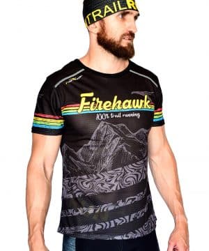 VISTA FRONTAL CAMISETA TRAIL RUNNING MODELO 100%TRAIL EN COLOR NEGRO Y ESTAMPADO MONTAÑAS.