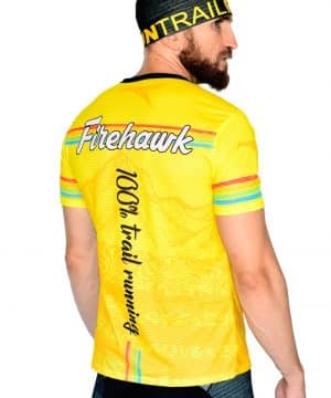 PERSPECTIVA DERECHA ESPALDA CAMISETA TRAIL RUNNING MODELO 100%TRAIL EN COLOR AMARILLO Y ESTAMPADO MONTAÑAS.