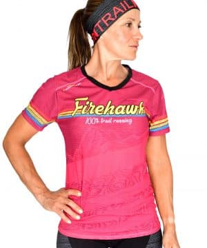VISTA FRONTAL CAMISETA MUJER TRAIL RUNNING MODELO 100%TRAIL EN COLOR FUCSIA Y ESTAMPADO MONTAÑAS.
