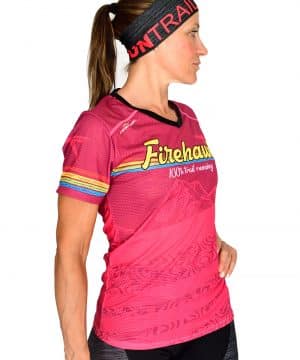 PERSPECTIVA DERECHA CAMISETA MUJER TRAIL RUNNING MODELO 100%TRAIL EN COLOR FUCSIA Y ESTAMPADO MONTAÑAS.