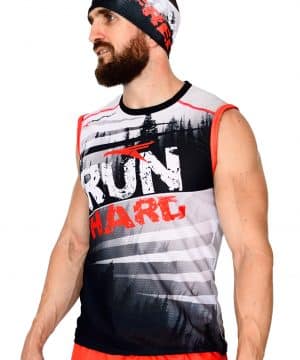 VISTA DELANTERO CAMISETA DE TRAIL RUNNING SIN MANGAS MODELO RUN HARD COLOR BLANCO CON ESTAMPADOS NEGROS Y ROJOS
