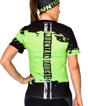 CAMISETA MUJER TRAIL RUNNING MODELO MOUNTAIN ADDICTED VISTA ESPALDA CAMISETA MUJER TRAIL RUNNING MODELO MOUNTAIN ADDICTED EN COLOR PISTACHO Y ESTAMPADO TEXTO MOUNTAIN ADDICTED EN VERTICAL